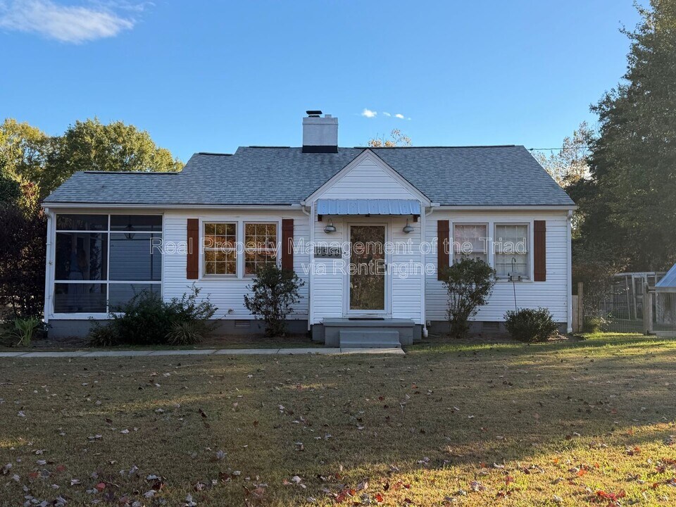 7530 Shallowford Rd in Lewisville, NC - Building Photo