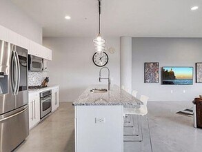 5601 Smetana Dr in Minnetonka, MN - Foto de edificio - Building Photo