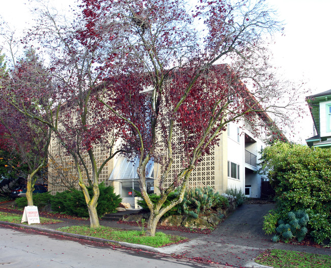 Starlighter Apartments in Seattle, WA - Building Photo - Building Photo