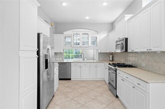 9514 Greenpointe Dr in Tampa, FL - Building Photo - Building Photo
