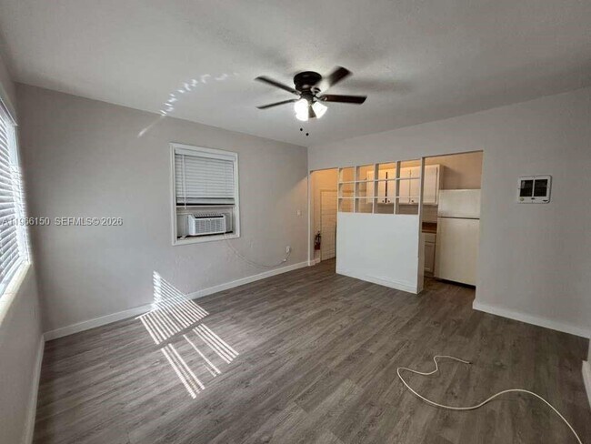 301 Sharar Ave in Opa Locka, FL - Foto de edificio - Building Photo