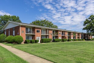 Country Club Apartments in Hampton, VA - Building Photo