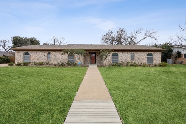 property at 4104 Plantation Dr