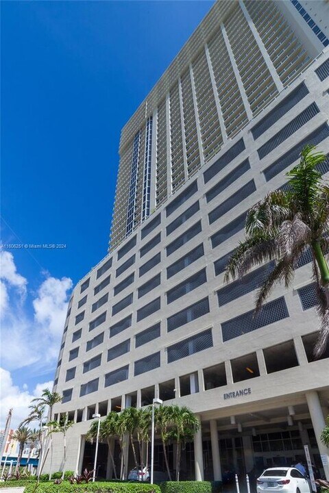 16699 Collins Ave in Sunny Isles Beach, FL - Building Photo