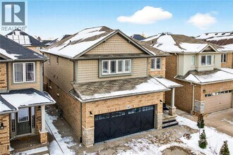 63 Chamomile Dr in Hamilton, ON - Building Photo - Building Photo