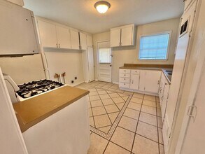 902 E Rose Dr in Midwest City, OK - Building Photo - Building Photo