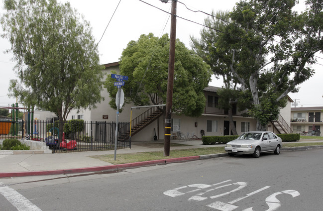 626 N Pauline St in Anaheim, CA - Foto de edificio - Building Photo