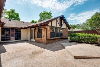 724 Toni Dr in Hurst, TX - Foto de edificio - Building Photo