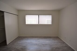 12352 Burbank Blvd in Los Angeles, CA - Building Photo - Building Photo