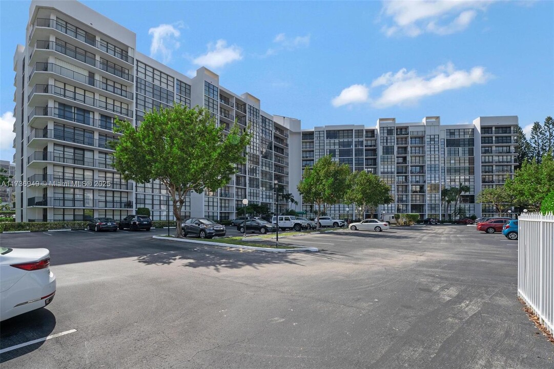 800 Parkview Dr in Hallandale Beach, FL - Building Photo