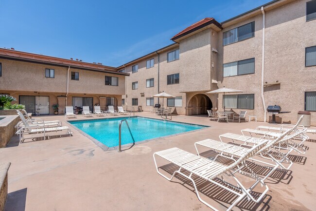 Casa Del Riverside Apartments in Valley Village, CA - Foto de edificio - Building Photo