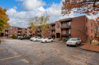 Ledgewood Court Apartments in Worcester, MA - Foto de edificio - Building Photo