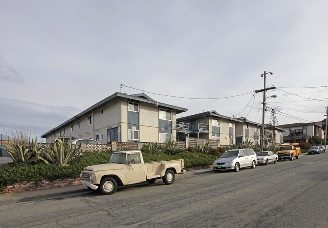 944-966 Amador Ave in Seaside, CA - Foto de edificio - Building Photo