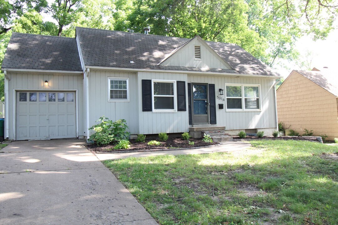 5316 W 50th St in Roeland Park, KS - Building Photo
