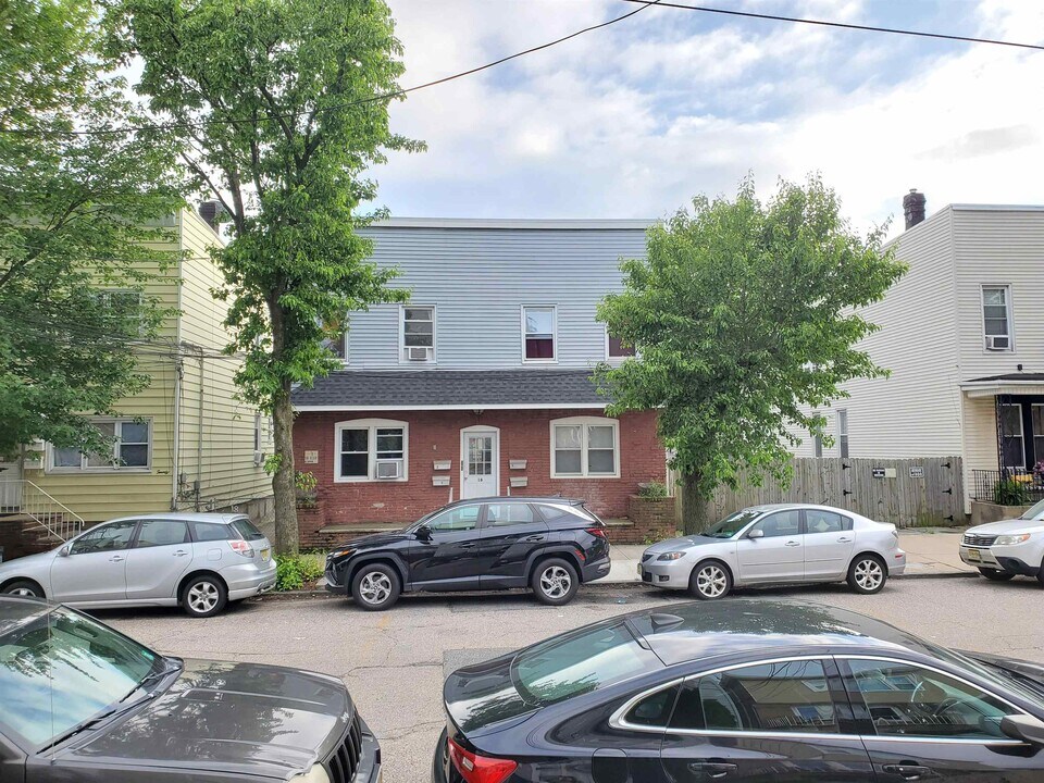 18 Mechanic St in Bayonne, NJ - Building Photo
