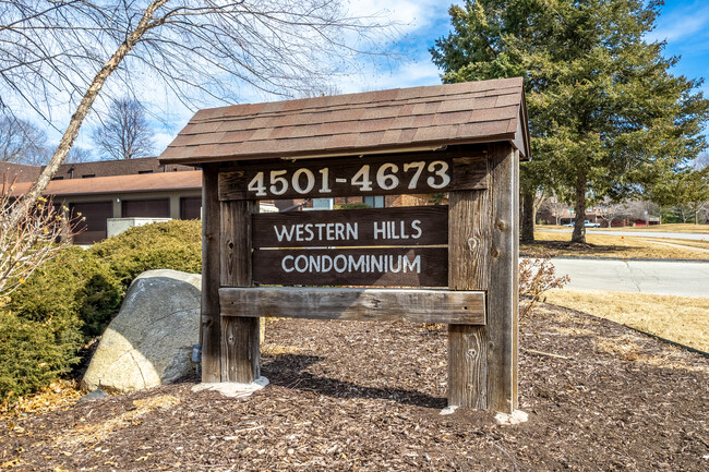 Western Hills Condominiums in West Des Moines, IA - Building Photo - Building Photo