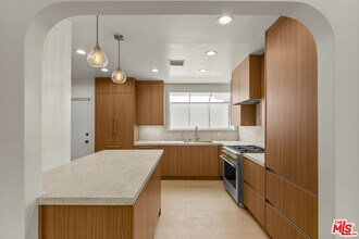 8607 Clifton Way in Beverly Hills, CA - Building Photo - Building Photo