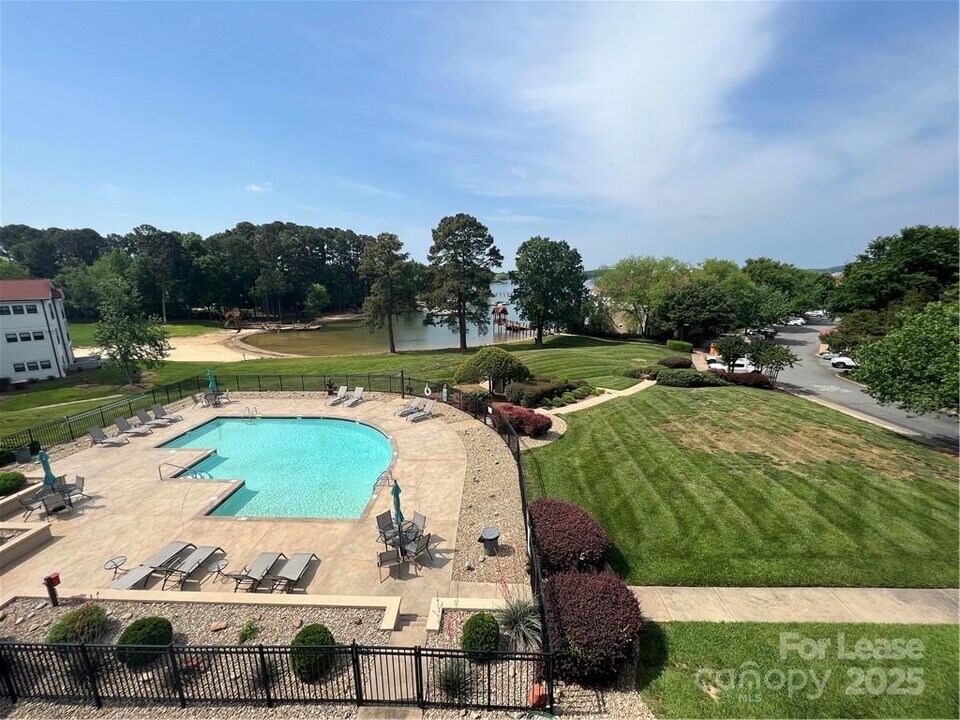 17919 Kings Point Dr in Cornelius, NC - Building Photo