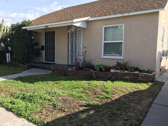 1000 W Clark Ave, Unit B in Burbank, CA - Building Photo - Building Photo