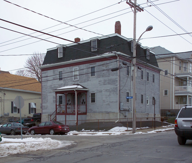 824 Walnut St in Fall River, MA - Foto de edificio - Building Photo