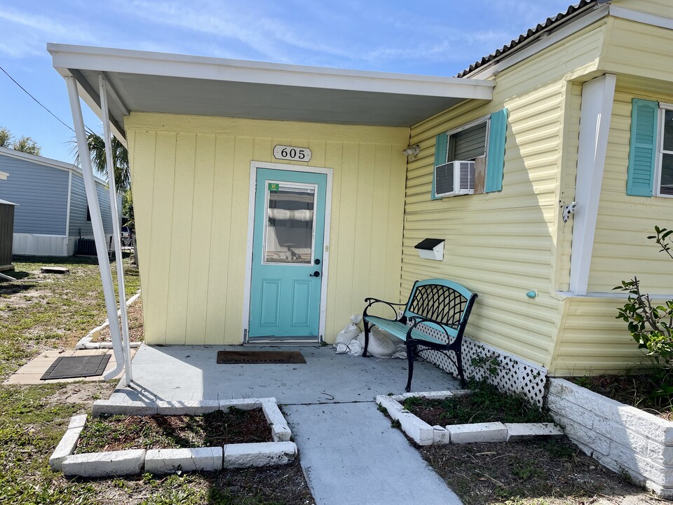 1654 Clearwater Largo Rd in Clearwater, FL - Building Photo