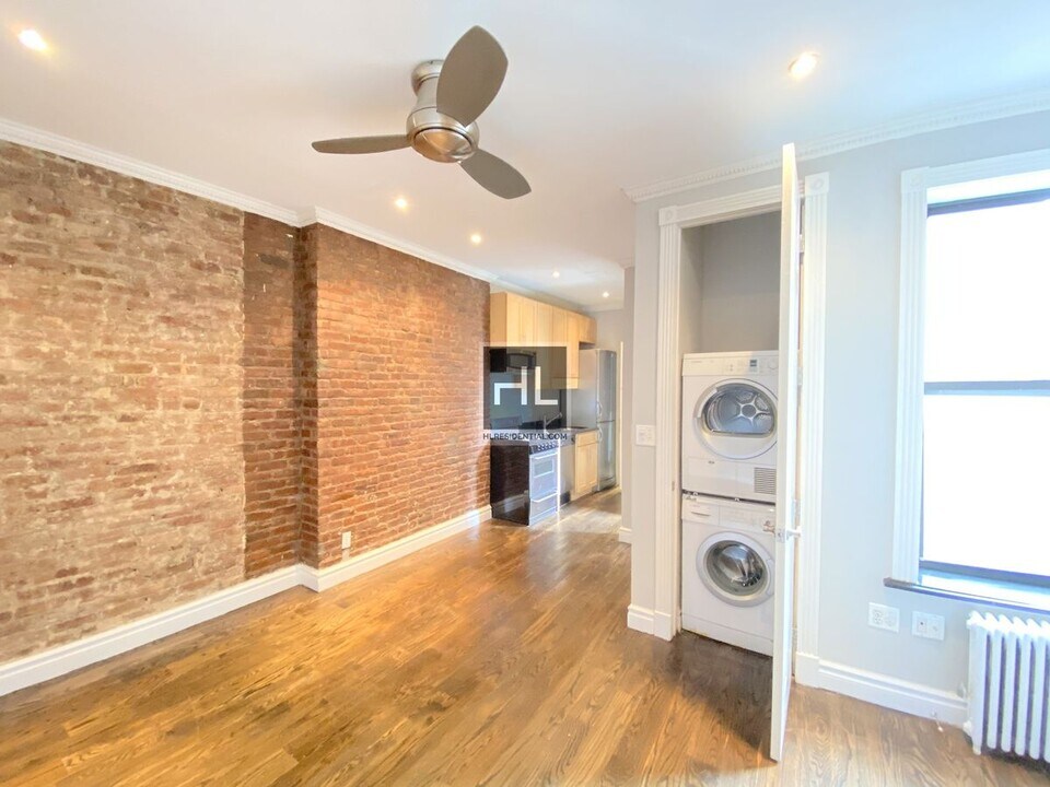 BEAUTIFUL SUN-KISSED NO-FEE 1 BED IN PRIME in New York, NY - Building Photo