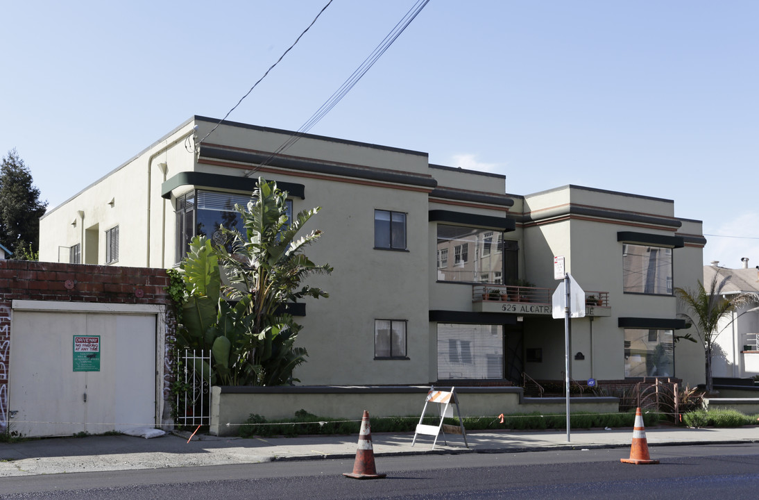 525 Alcatraz Ave in Oakland, CA - Foto de edificio