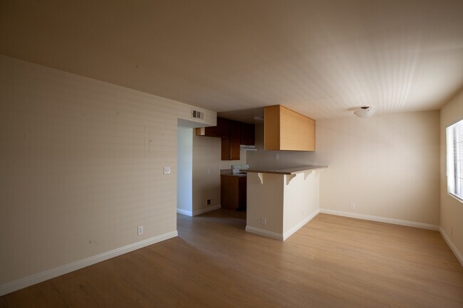 4651 Cahuenga Blvd in North Hollywood, CA - Foto de edificio - Building Photo