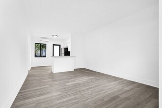 173 NW 56th St in Miami, FL - Foto de edificio - Building Photo