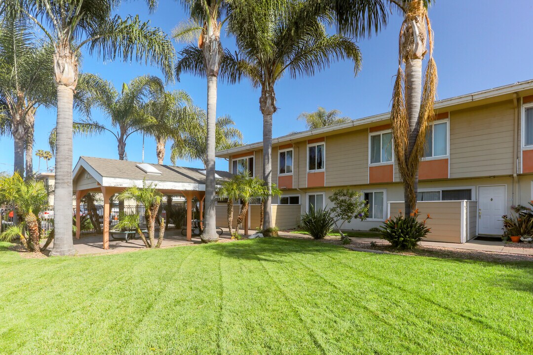 Latham Court Apartments in Mountain View, CA - Foto de edificio