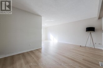 586 Creekview Cir in Pickering, ON - Building Photo - Building Photo