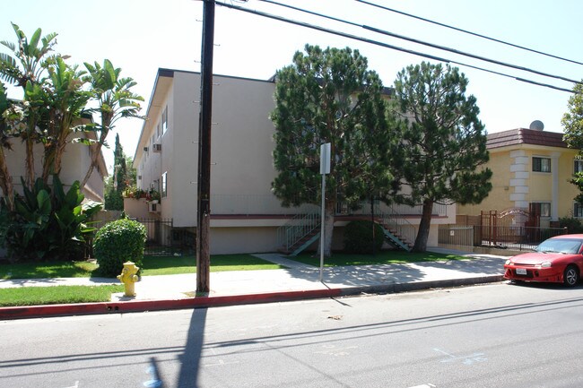 6938 Coldwater Canyon Ave in North Hollywood, CA - Building Photo - Building Photo