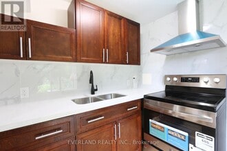 49 Falling River Dr in Richmond Hill, ON - Building Photo - Building Photo