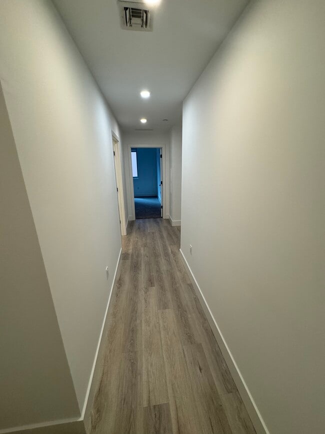 41 NW 31st St, Unit B1 in Miami, FL - Building Photo - Building Photo