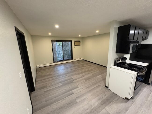 907 Coulee Rd in Hudson, WI - Foto de edificio - Building Photo