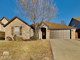 102 NE Larkspur Ln, Unit 335 in Bentonville, AR - Building Photo