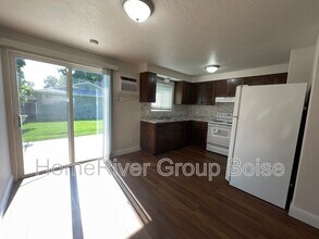 102 N Homedale Ave in Caldwell, ID - Building Photo - Building Photo