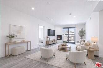 11800 Courtleigh Dr in Los Angeles, CA - Foto de edificio - Building Photo