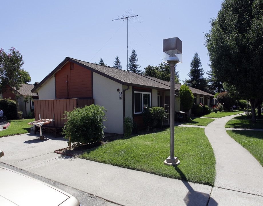 River Bend Senior Manor II in West Sacramento, CA - Foto de edificio