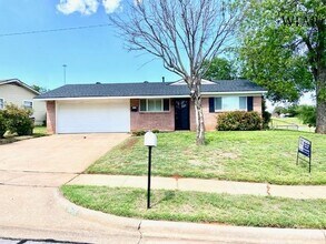 1601 Deer Park Way in Wichita Falls, TX - Building Photo - Building Photo