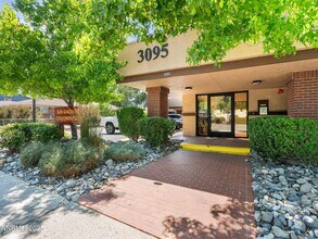 3095 Lakeside Dr in Reno, NV - Building Photo - Building Photo