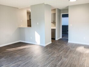 Phoenix Court Apartments in Kent, WA - Building Photo - Building Photo