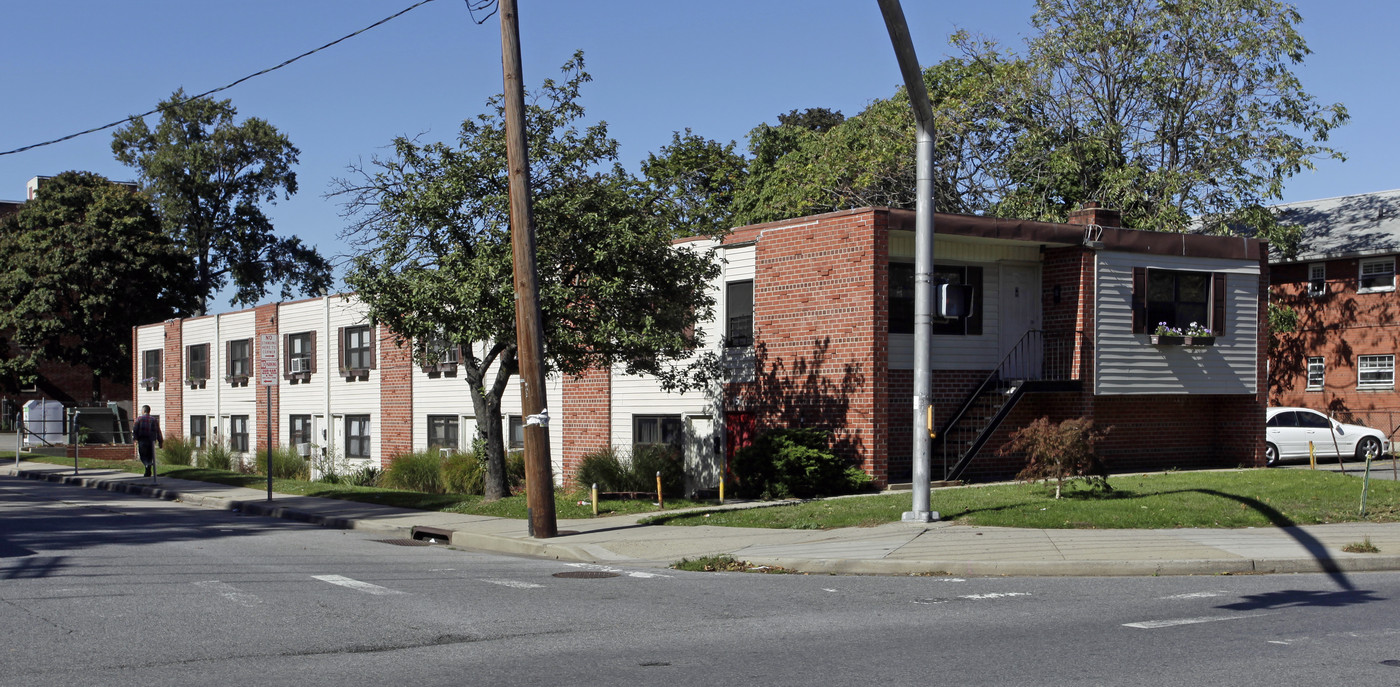 151 W Columbia St in Hempstead, NY - Foto de edificio