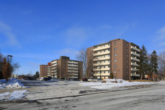 Chicopee Court in Kitchener, ON - Building Photo - Building Photo