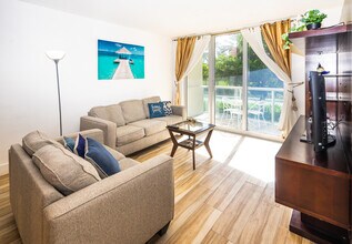 19370 Collins Ave, Unit 1 in Sunny Isles Beach, FL - Foto de edificio - Building Photo