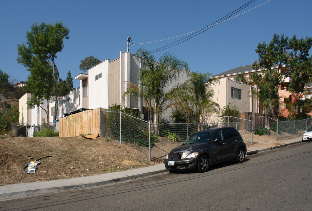 4979 Auburn Dr in San Diego, CA - Foto de edificio