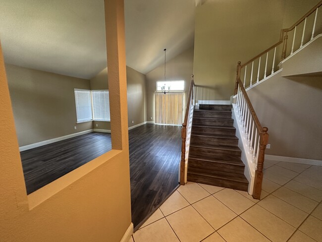 1570 Deer Run Ln in Tracy, CA - Building Photo - Building Photo