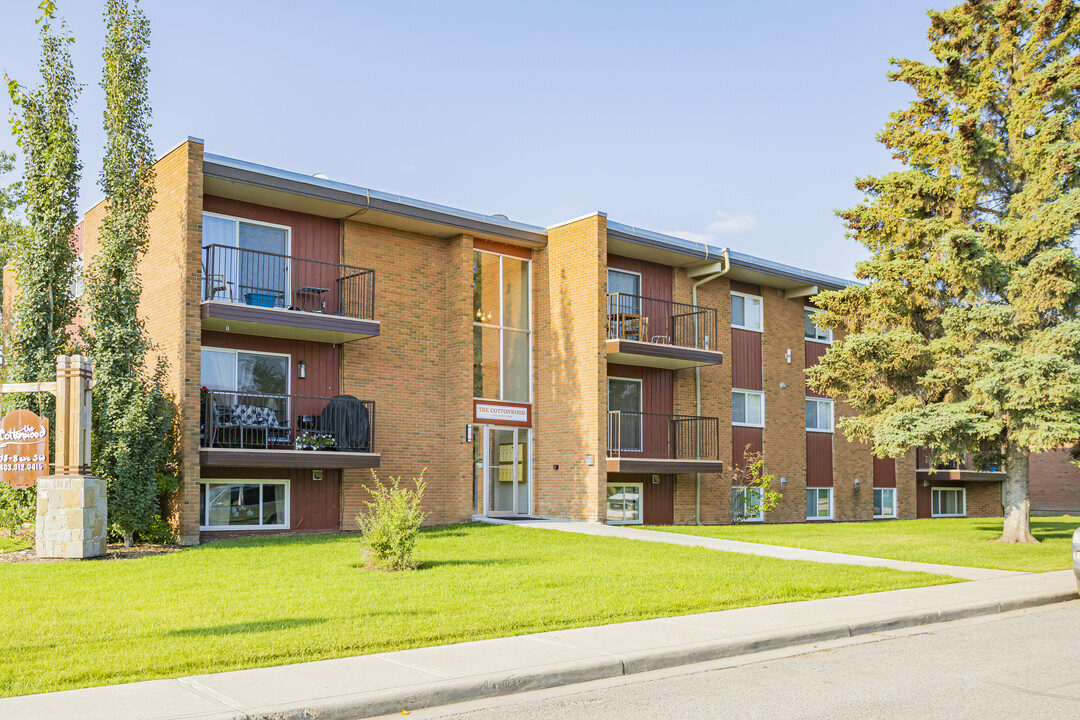 The Cottonwood in High River, AB - Building Photo