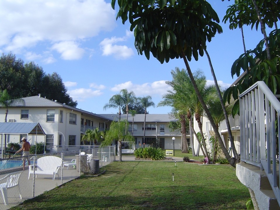 Midway Court Apartments in Clearwater, FL - Building Photo