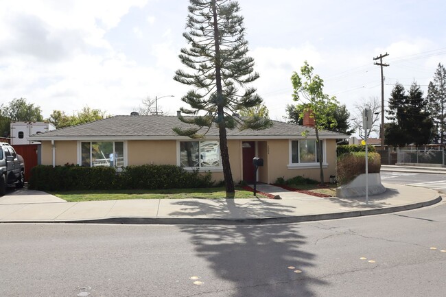 2004 Calaveras Rd in Milpitas, CA - Foto de edificio - Building Photo